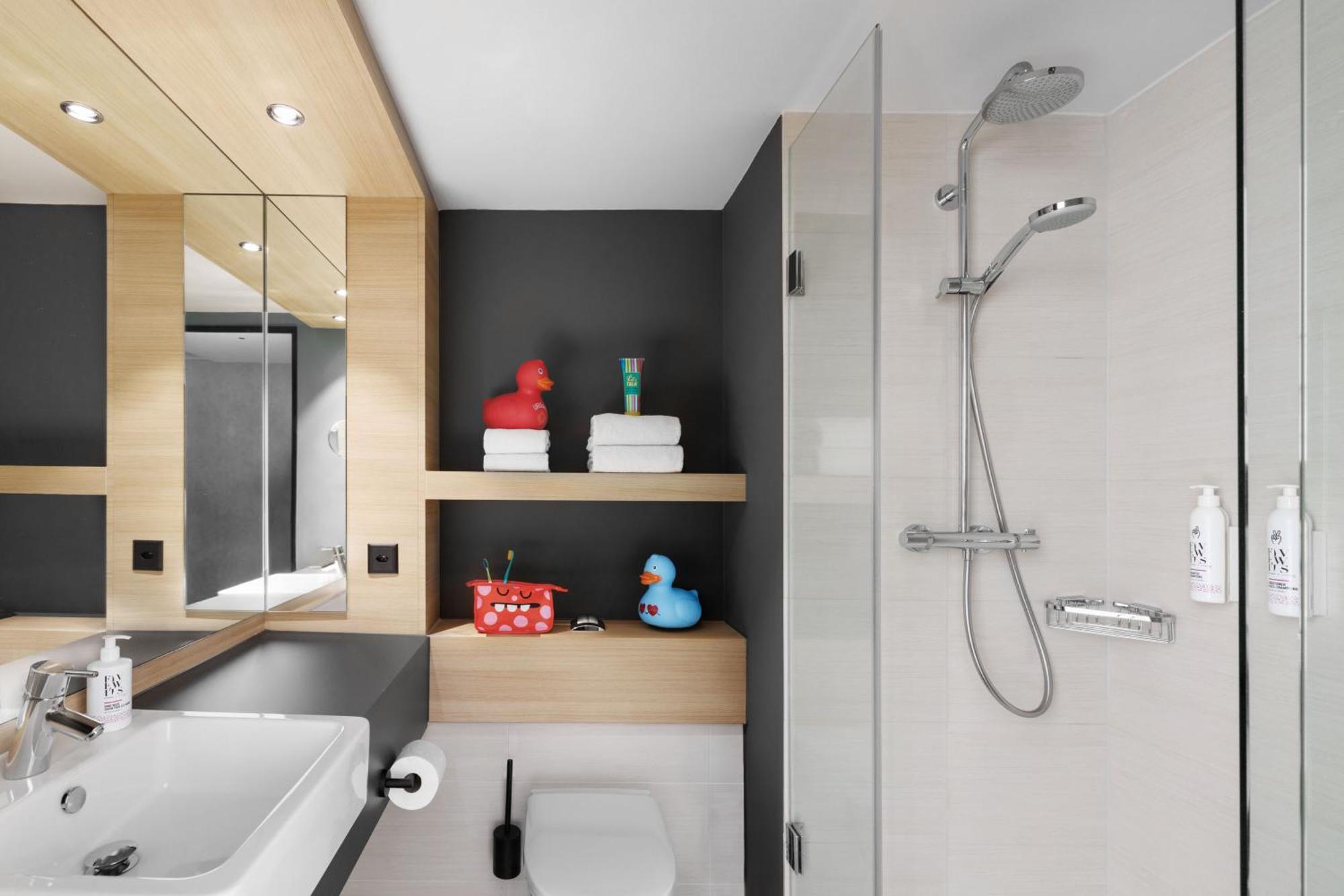 Moxy Queen Room